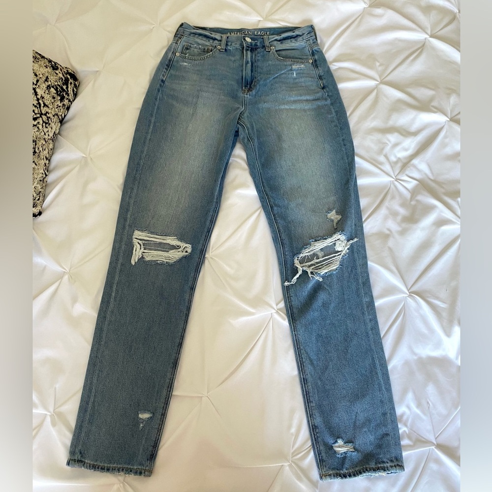 American Eagle straight leg mid rise jeans. Women’s size 6 long.